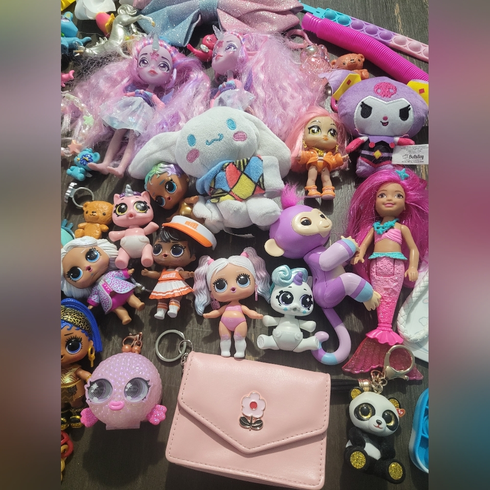 120+ Piece Girls Bundle Toys, L.O.L, Hello Kitty, Cinnamoroll, Magic Pixiling - Picture 6 of 12